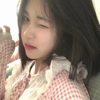 随盲柳入眠的女人